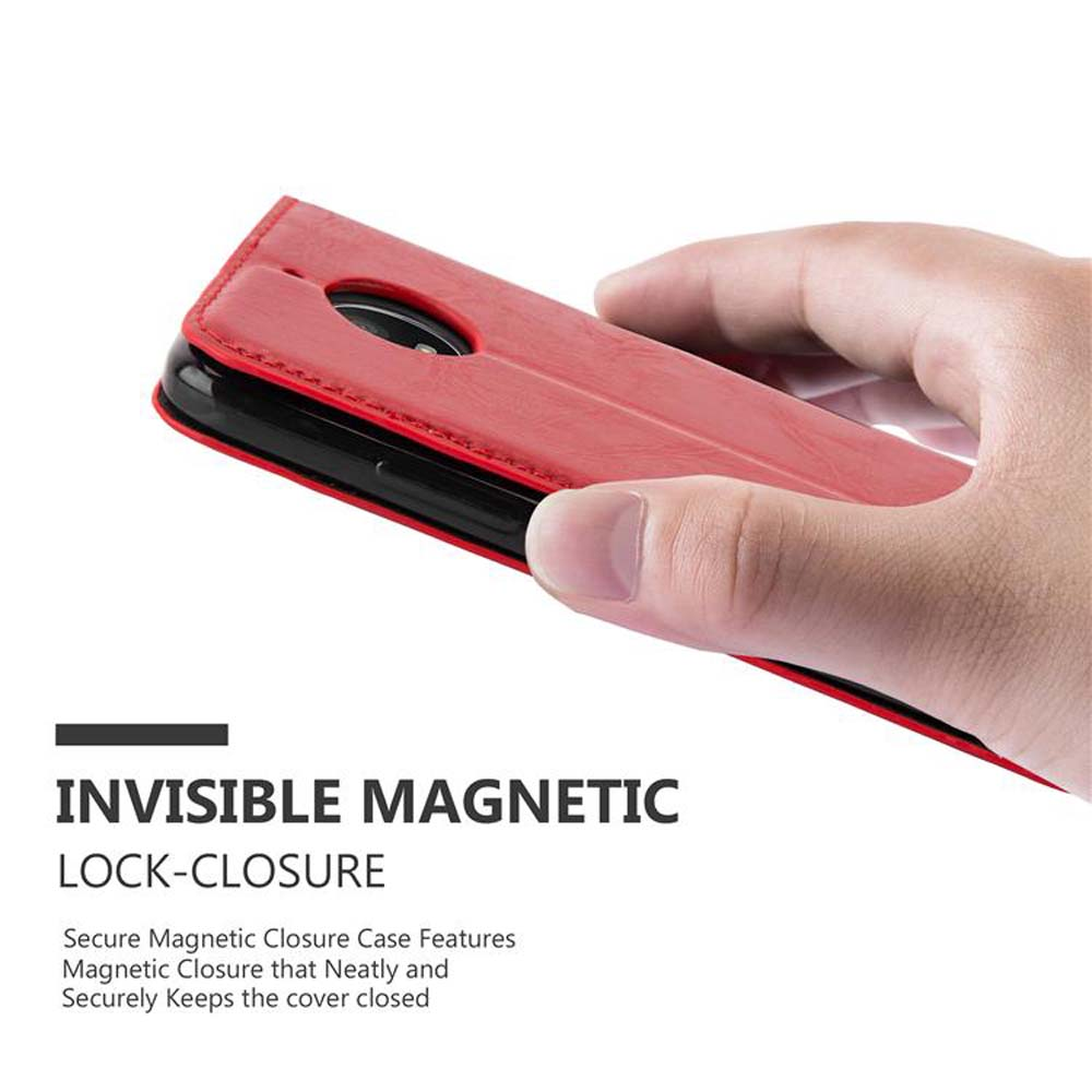 Mano che tiene una custodia rossa chiusa, con testo: Chiusura Magnetica Invisibile.