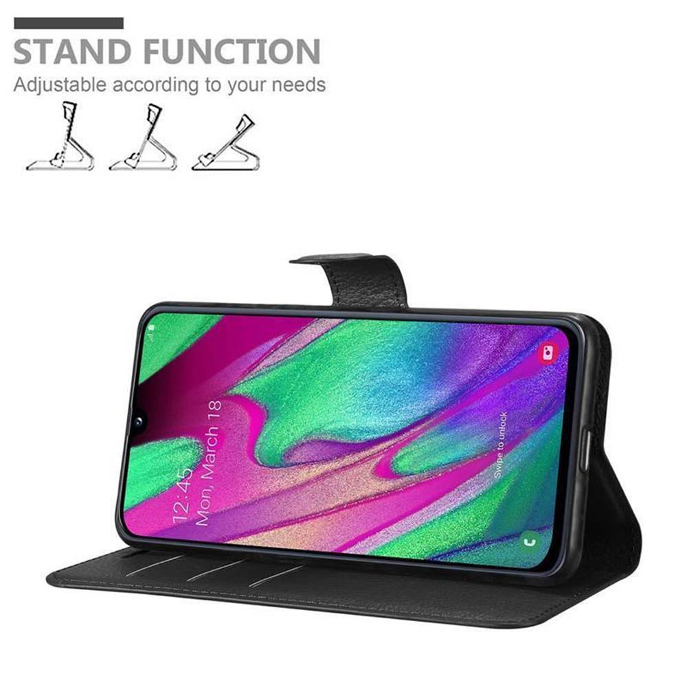 Schwarze Handyhülle, offen, mit einem Telefon darin, das den Bildschirm zeigt.
