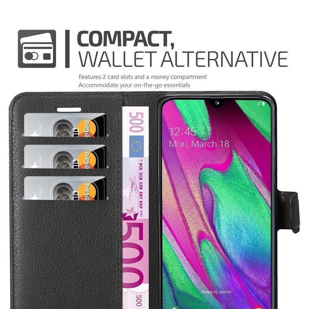 Schwarze Handytasche mit Kartenfächern und Telefon, das Uhrzeit und Datum anzeigt, 500-Euro-Note sichtbar.