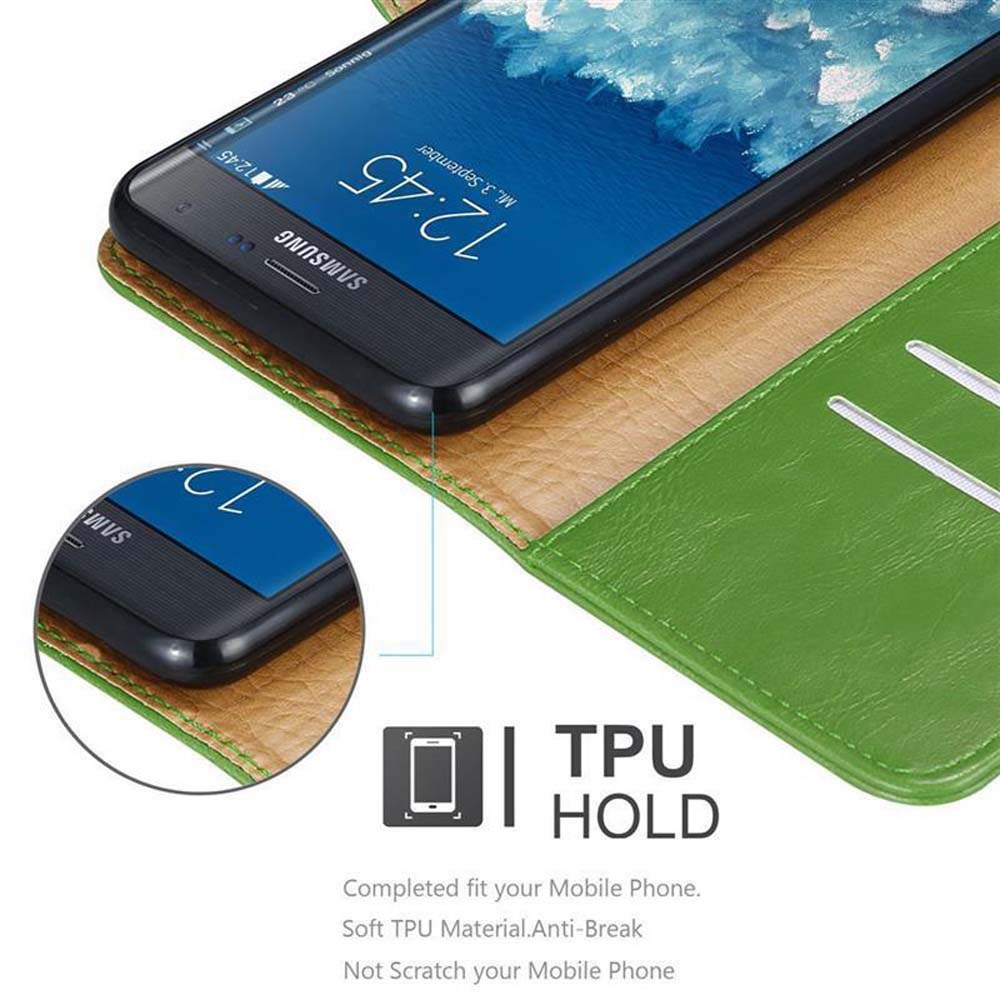 Un telefono cellulare in una custodia di pelle verde, con un primo piano dello schermo.