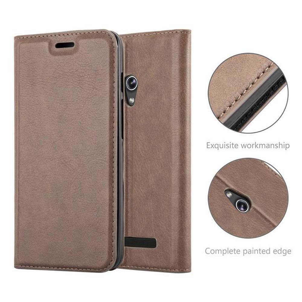Una funda de teléfono marrón. Un lado está abierto. Detalles muestran costuras y borde pintado completo.