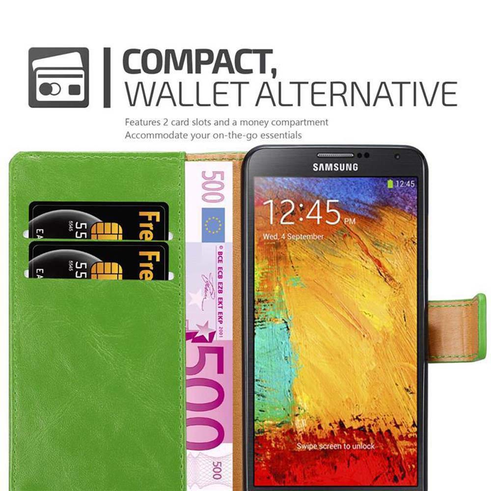 Funda de teléfono verde con tarjetas y moneda dentro y un teléfono a la derecha.