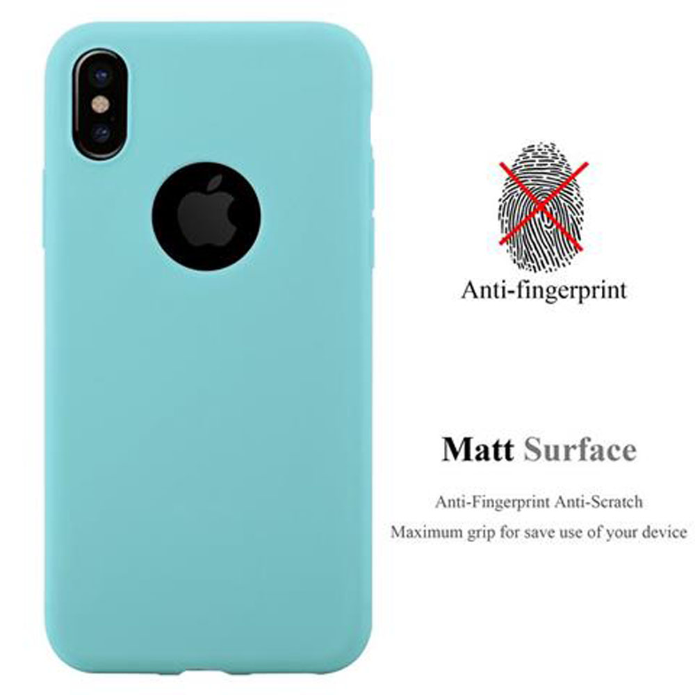 Hellblaue Handyhülle. Schwarzes Apple-Logo. Anti-Fingerabdruck und matte Oberfläche. Weißer Hintergrund.
