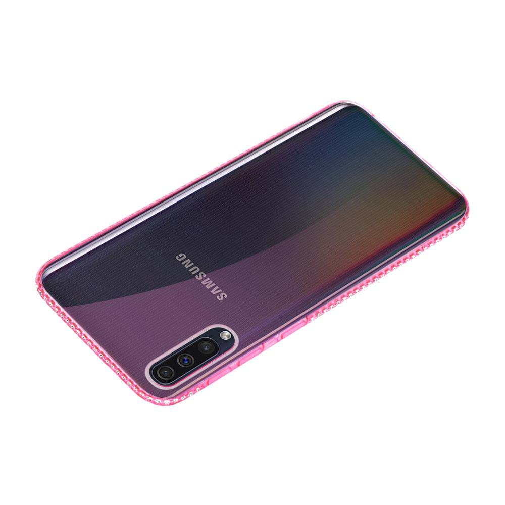 Smartphone in custodia rosa, con superficie riflettente.