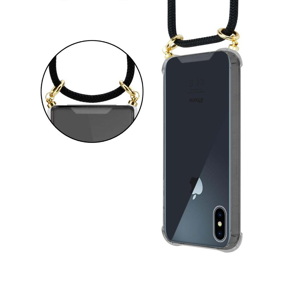 iPhone in custodia trasparente con cordino nero. Cordino con dettagli dorati. Primo piano della connessione.