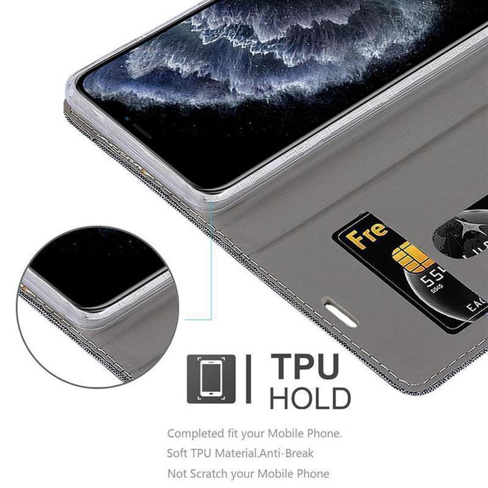 Smartphone in una custodia con porta carte di credito. Custodia grigia, sfondo bianco.