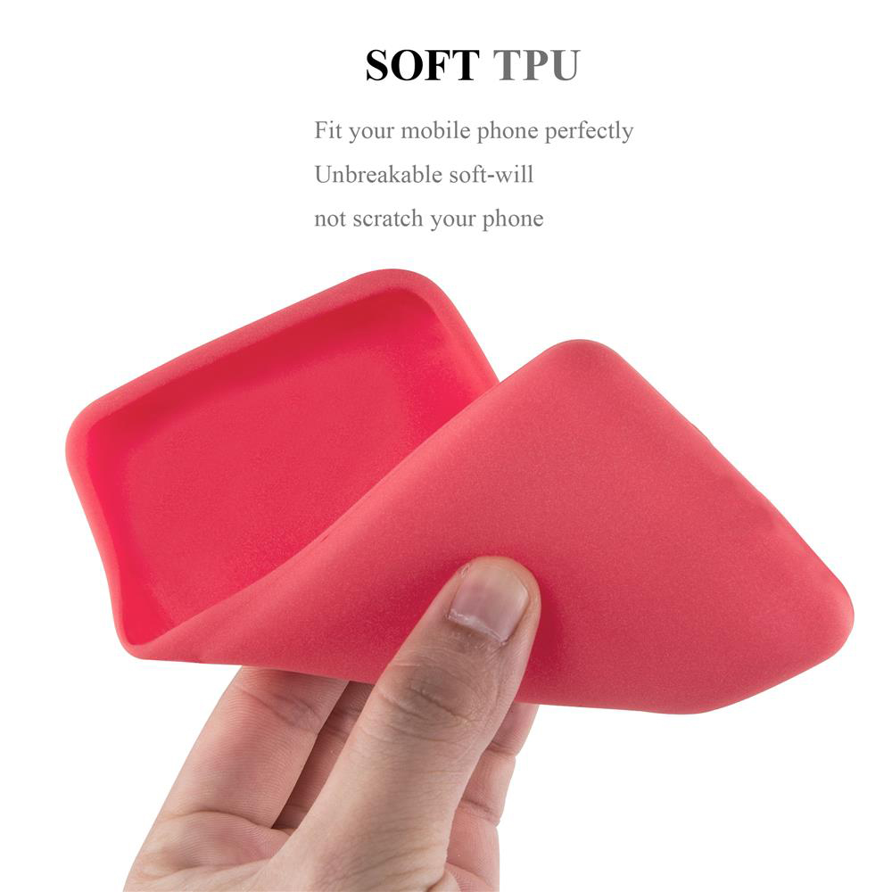 Mano che tiene una custodia rossa. Testo: "SOFT TPU". Sfondo bianco.
