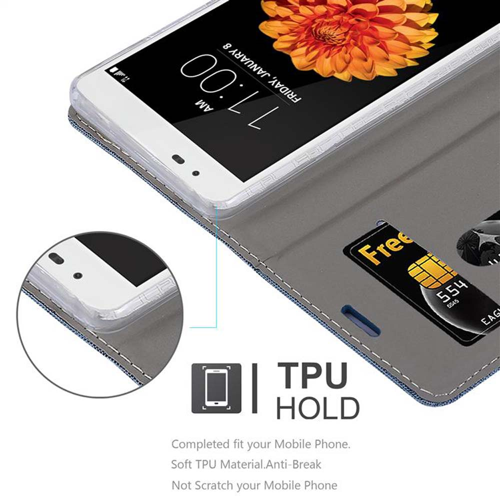 Un teléfono blanco en una funda azul. La funda tiene una ranura para tarjetas con una tarjeta de crédito. La hora 17:00 está en la pantalla.