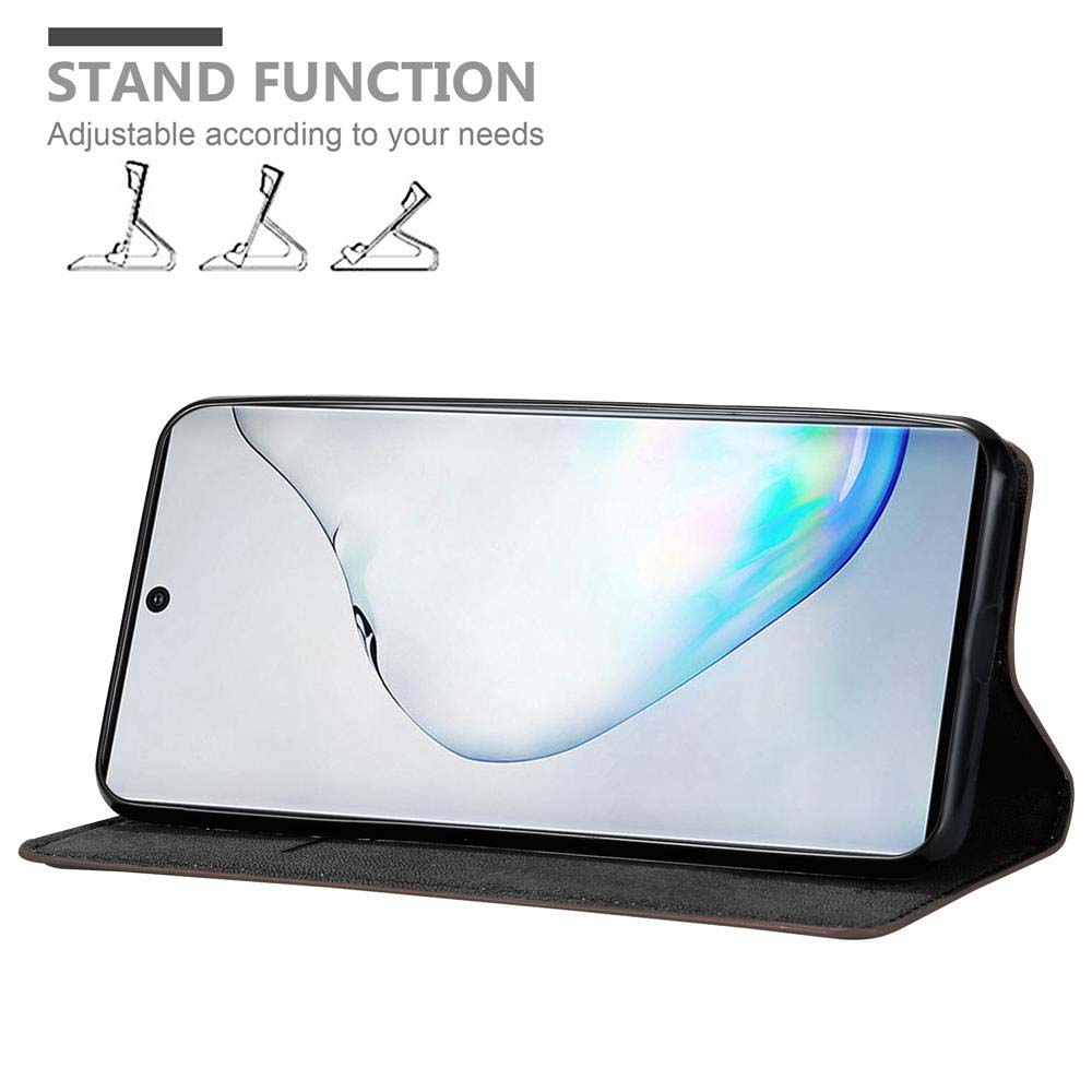 Telefon in einer Hülle, die aufgestellt werden kann, mit Standfunktion. Die Hülle ist braun.
