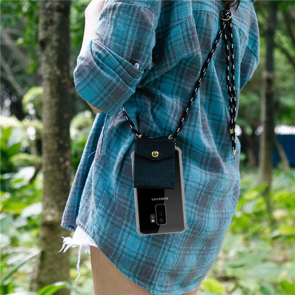 Una donna che indossa una camicia a quadri blu con una custodia per telefono e un cordino al collo.
