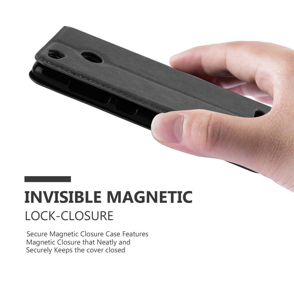 Una custodia grigia per telefono è tenuta in mano. Ha una chiusura magnetica e una chiusura visibile.