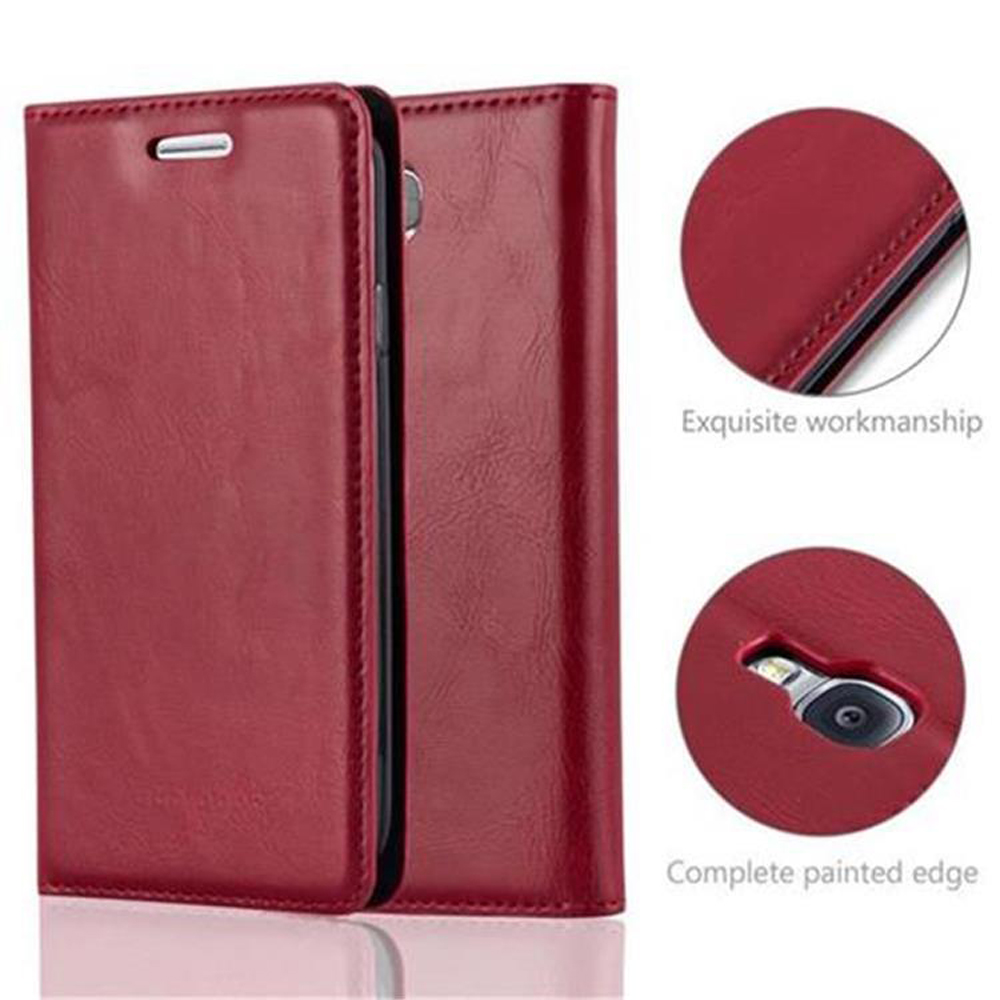 Funda de teléfono roja abierta, con primeros planos de las costuras, bordes y detalles del recorte de la cámara.