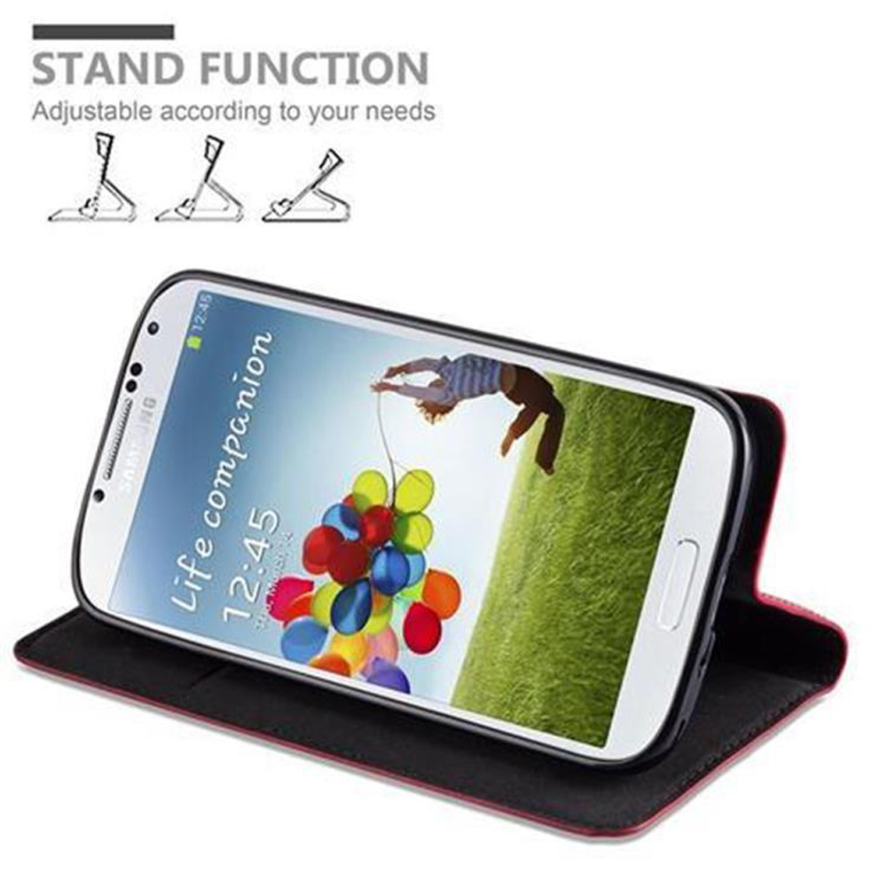Teléfono en funda, apoyado para ver. Pantalla muestra persona con globos.