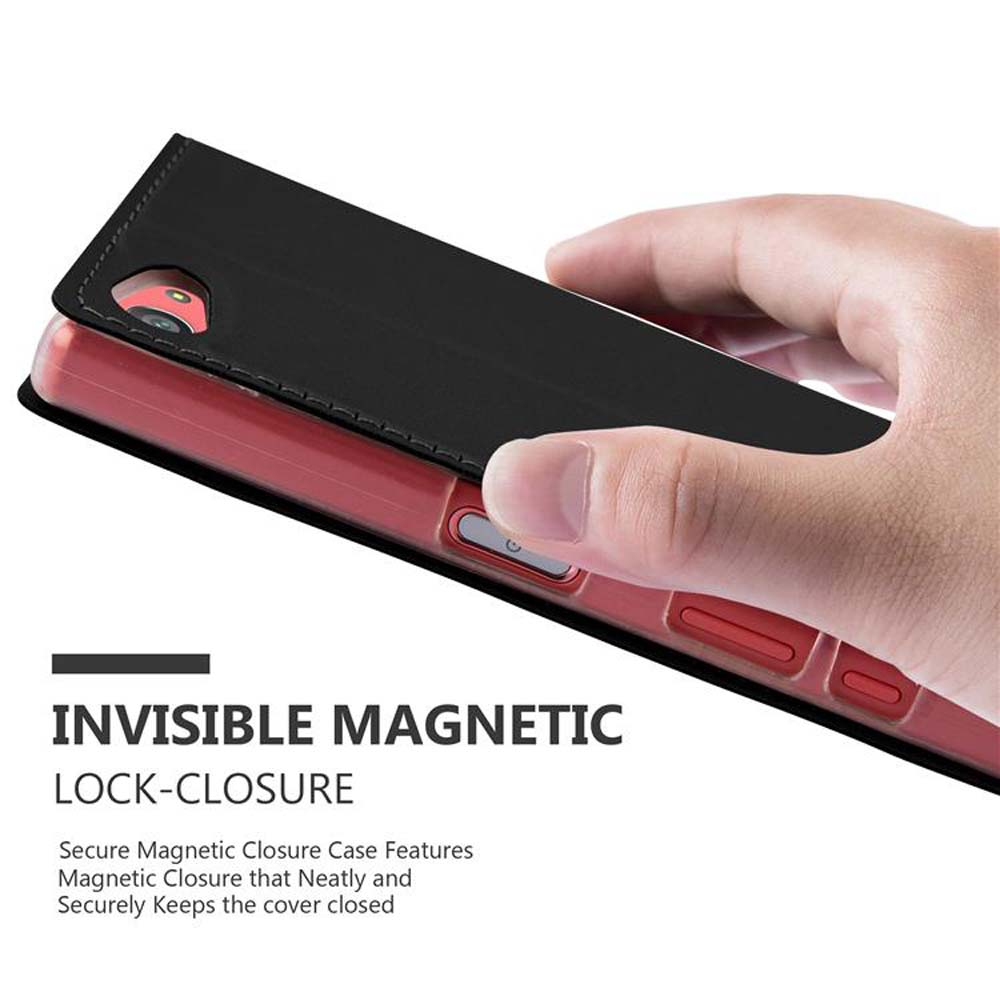 Hand hält schwarze Handyhülle mit geöffneter Abdeckung. Text: 'INVISIBLE MAGNETIC LOCK-CLOSURE'.