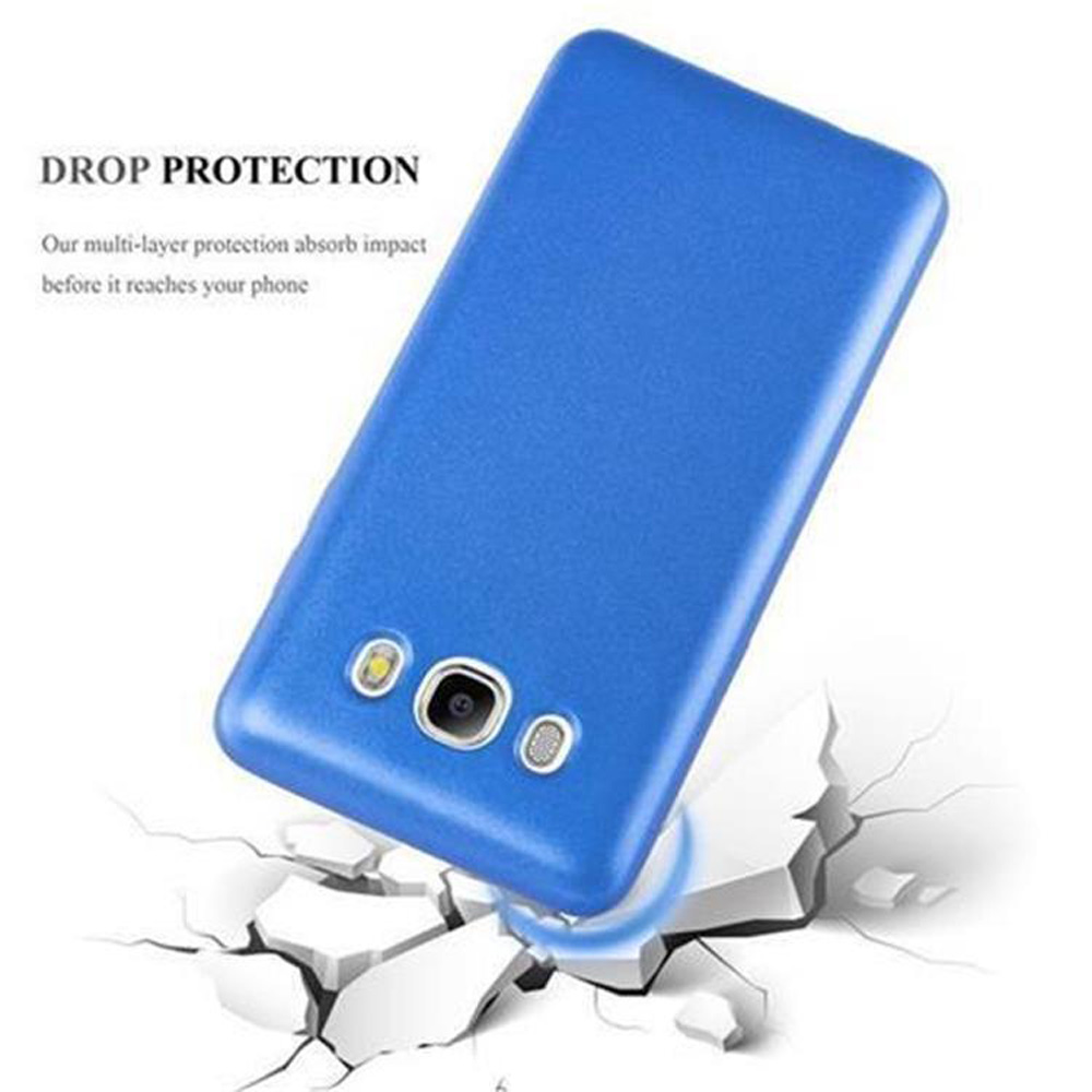 Blaue Handyhülle liegt auf zerbrochenen weißen Blöcken. Das Telefon hat eine Kamera.