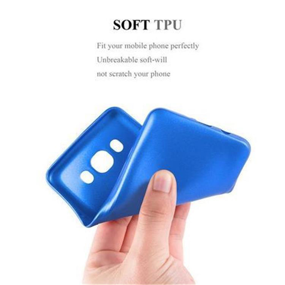 Ein Paar blaue Handyhüllenteile, die von einer Hand gehalten werden, mit weißem Text über das weiche TPU-Material.