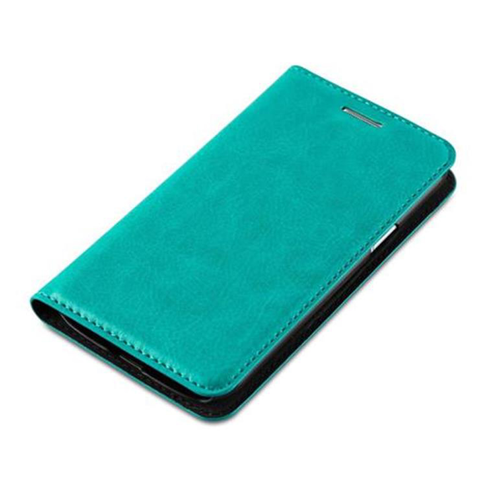 Una custodia per telefono verde acqua, chiusa, con aspetto in pelle strutturata. La custodia è su sfondo bianco.
