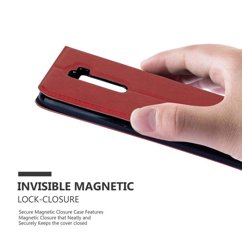 Mano sosteniendo una funda roja. La funda tiene un forro interior negro y cierre magnético.