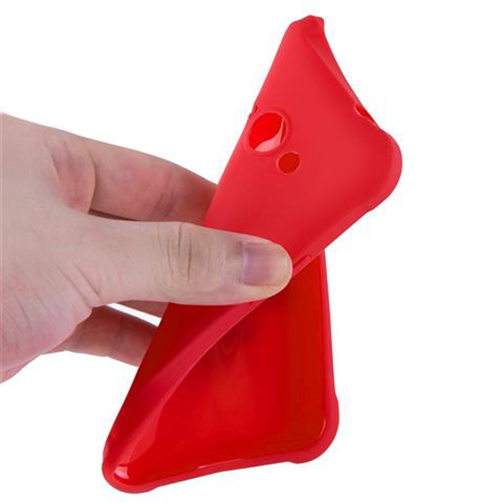 Eine rote Handyhülle wird von einer Hand gehalten. Die Hülle ist weich und flexibel und hat Löcher für die Kamera.