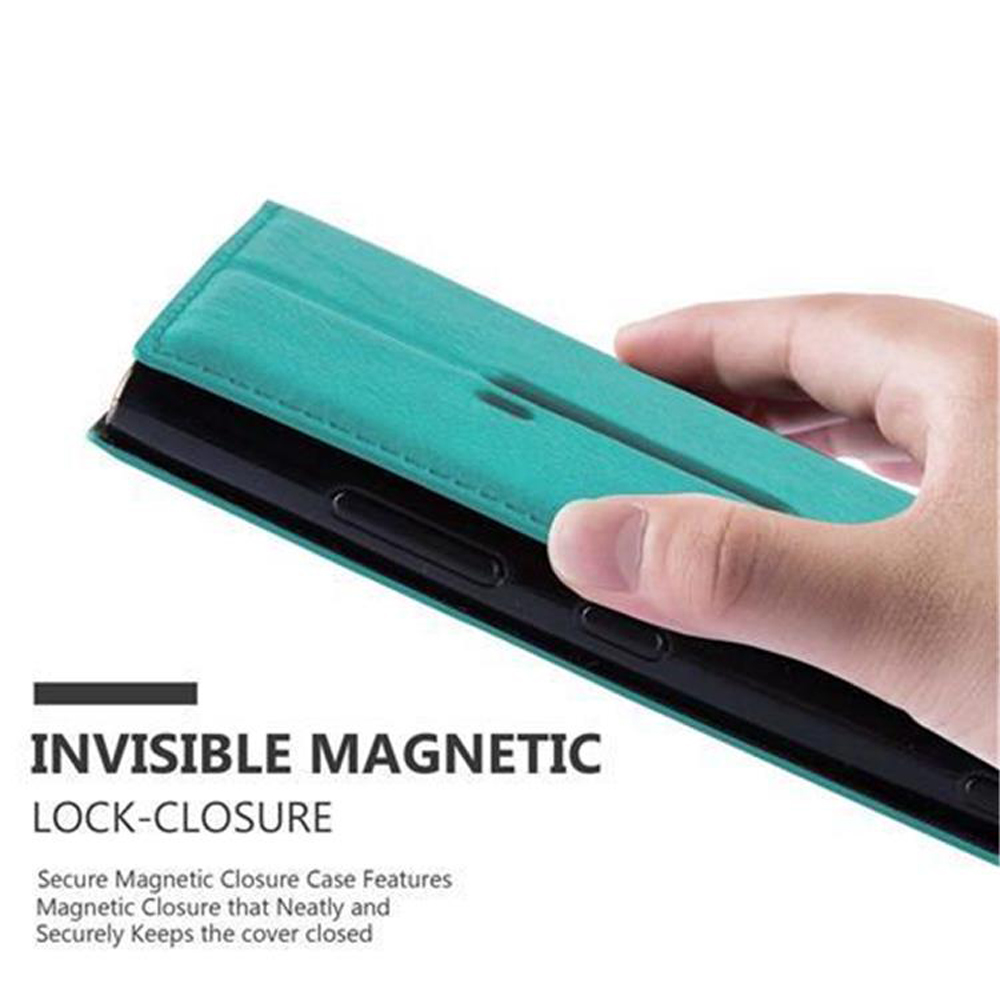 Una mano che tiene una custodia per telefono turchese aperta. Il testo recita: Chiusura magnetica invisibile.