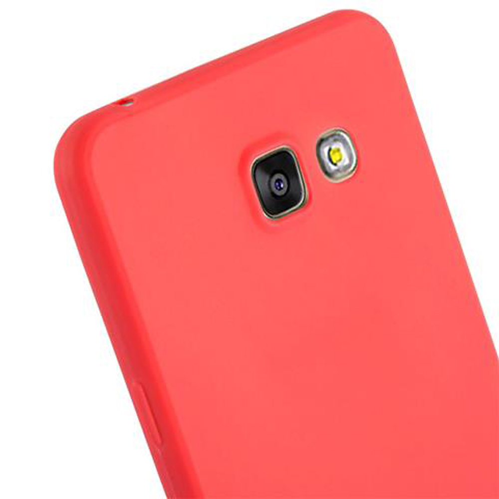 Primo piano di una custodia per telefono rossa con aperture per fotocamera e flash.