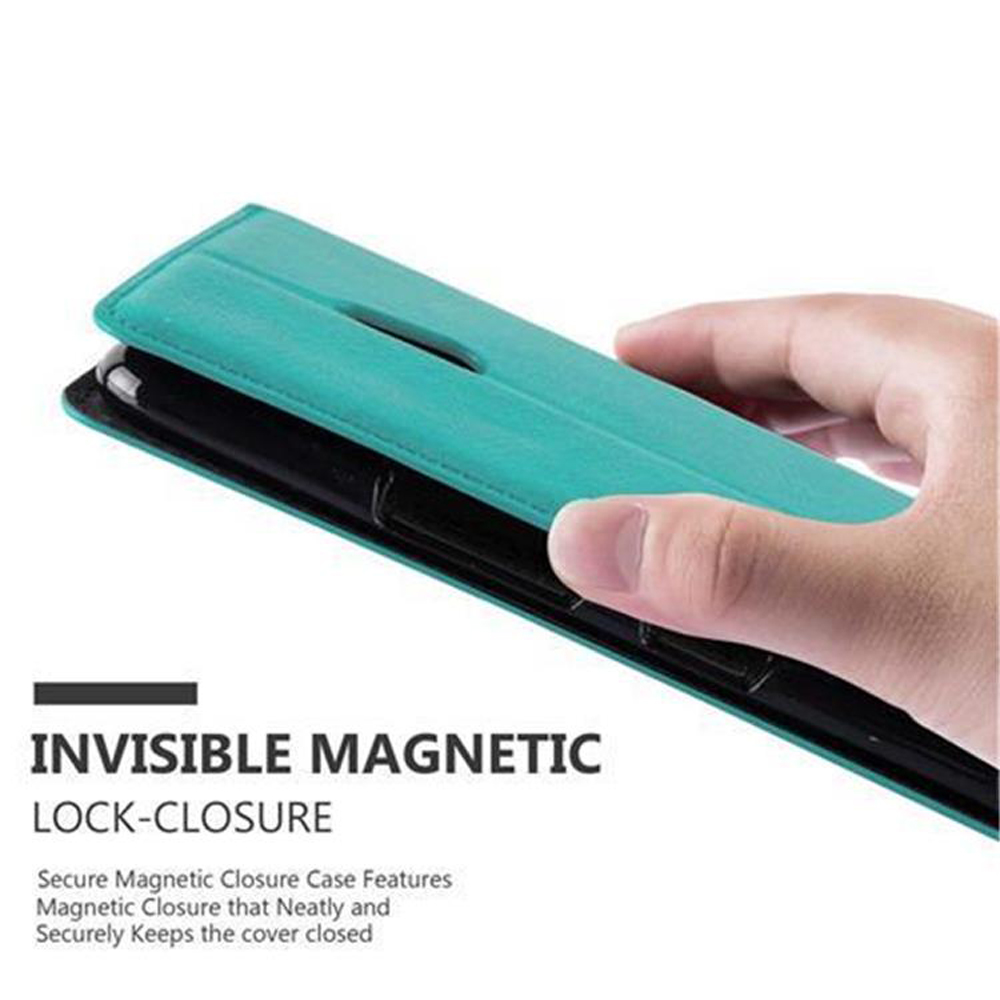 Mano che tiene una custodia per telefono verde acqua. Testo: 'Chiusura Magnetica Invisibile' e dettagli.