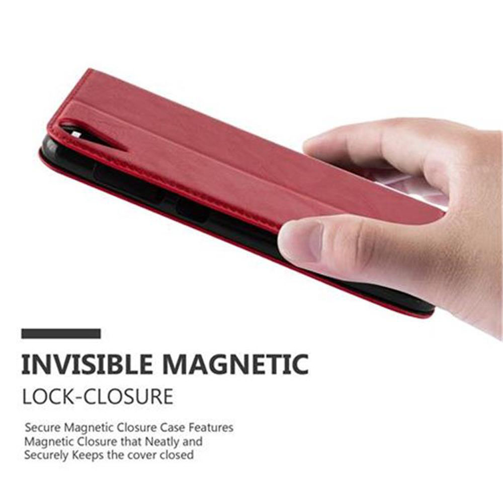 Mano che tiene una custodia rossa per telefono. Il testo descrive la chiusura magnetica invisibile.