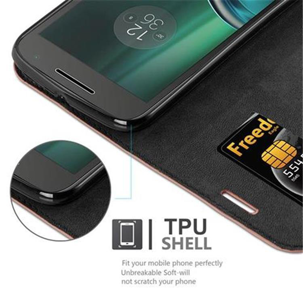 Teléfono en una funda negra. Una tarjeta de crédito está en la funda. Texto TPU SHELL.