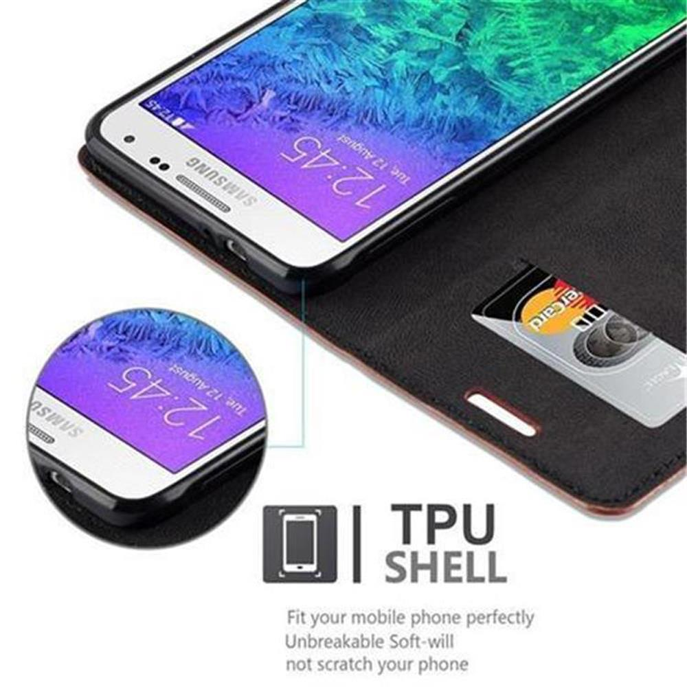 Téléphone avec étui ouvert. L'écran affiche l'heure et la date. Carte de crédit dans l'étui.