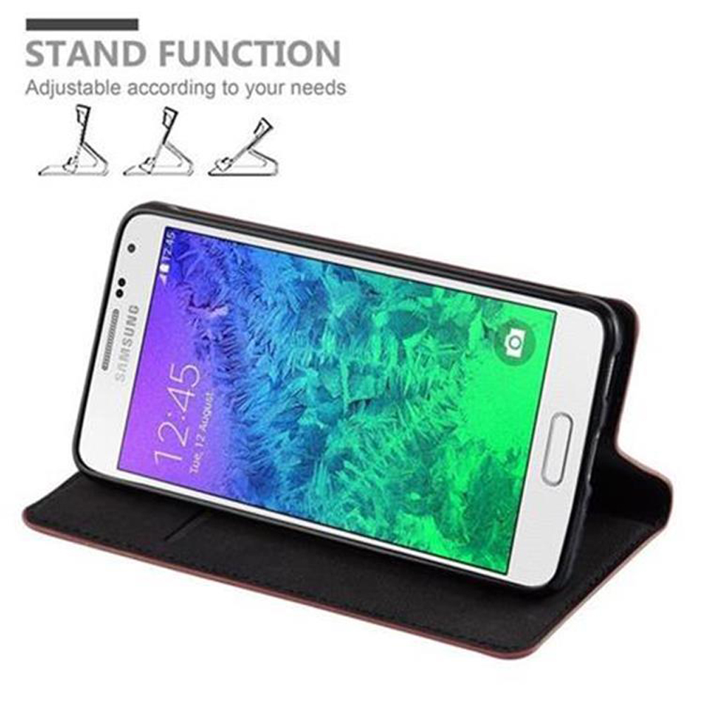 Téléphone dans un étui, incliné vers le haut. L'écran affiche l'heure et la date.