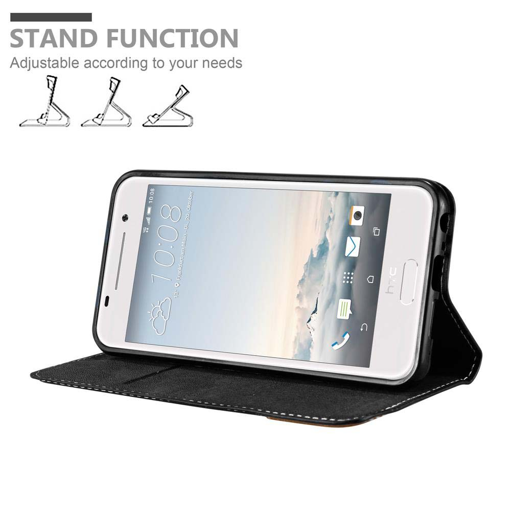 Telefon in schwarzem Etui, offen. Anzeige zeigt Uhrzeit. Text: Standfunktion, einstellbar.