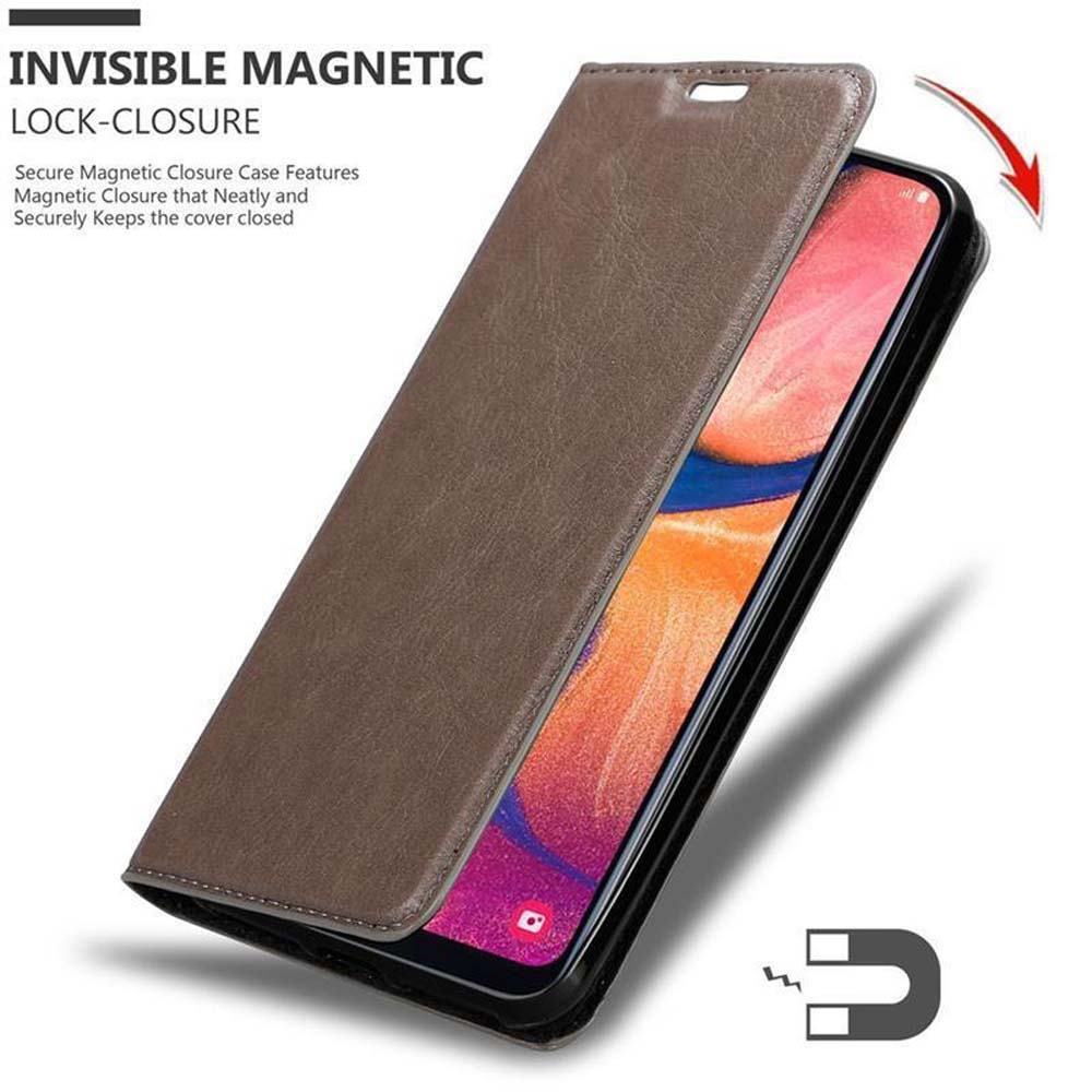 Teléfono en funda marrón con cierre magnético, mostrando la pantalla.