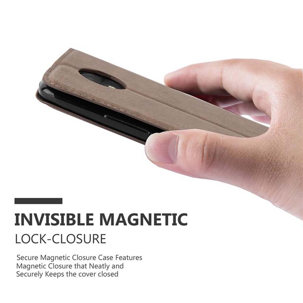 Mano che tiene un telefono con custodia. La custodia è marrone e chiusa, con chiusura magnetica.