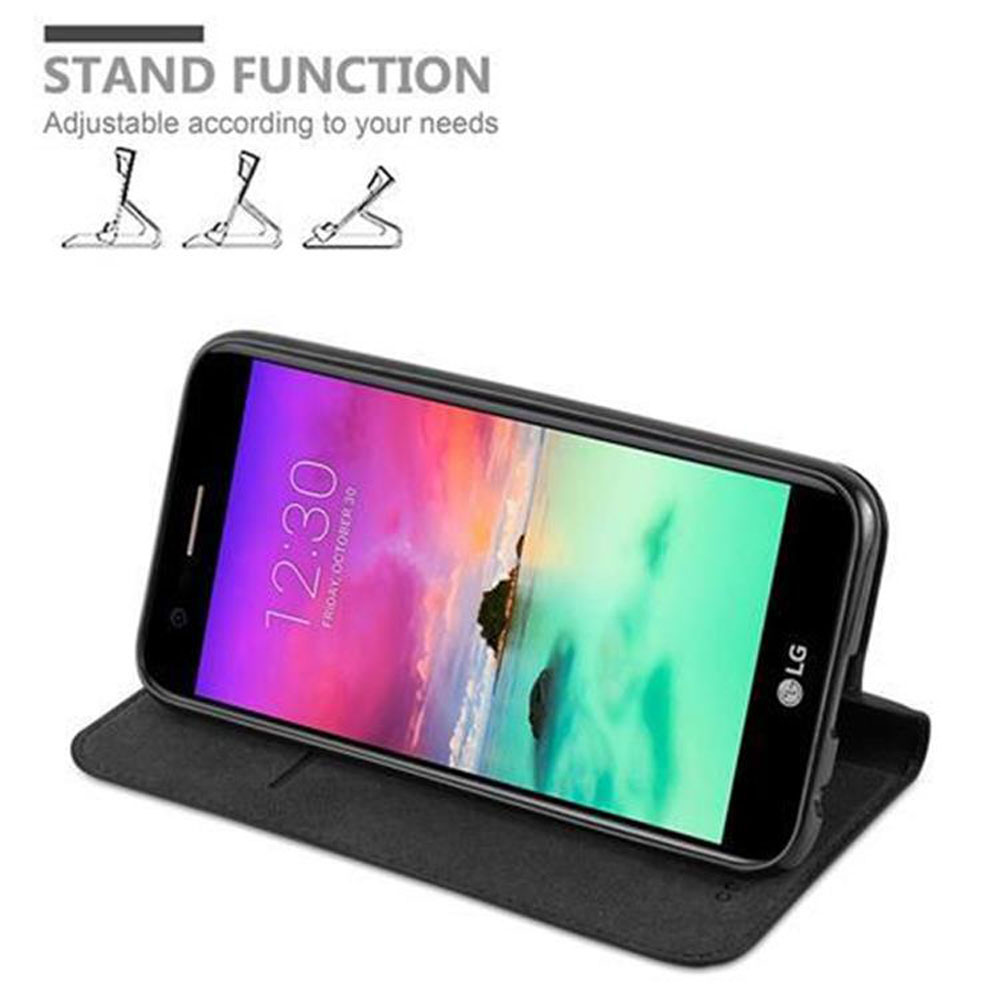 Ein Telefon in einer schwarzen Hülle auf einem Ständer, das die Uhrzeit und das Datum auf dem Bildschirm anzeigt.