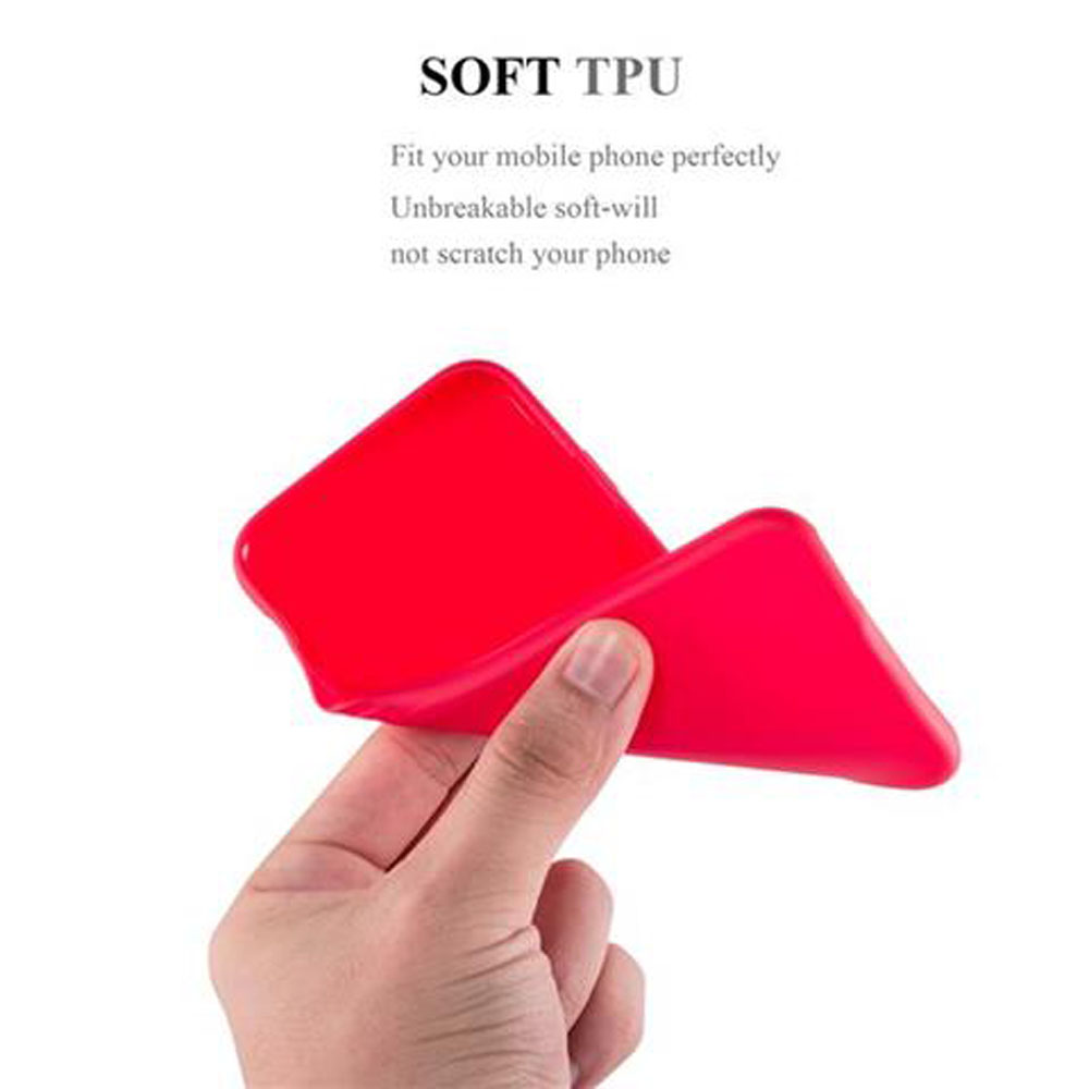 Funda roja para teléfono sostenida por una mano. Texto: TPU suave.