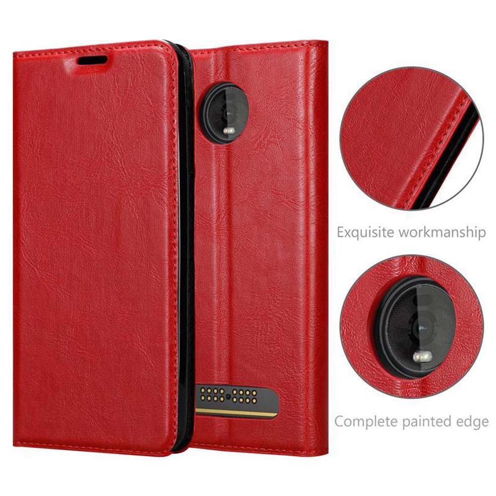 Custodia rossa aperta con telefono. I dettagli mostrano lente e cuciture.