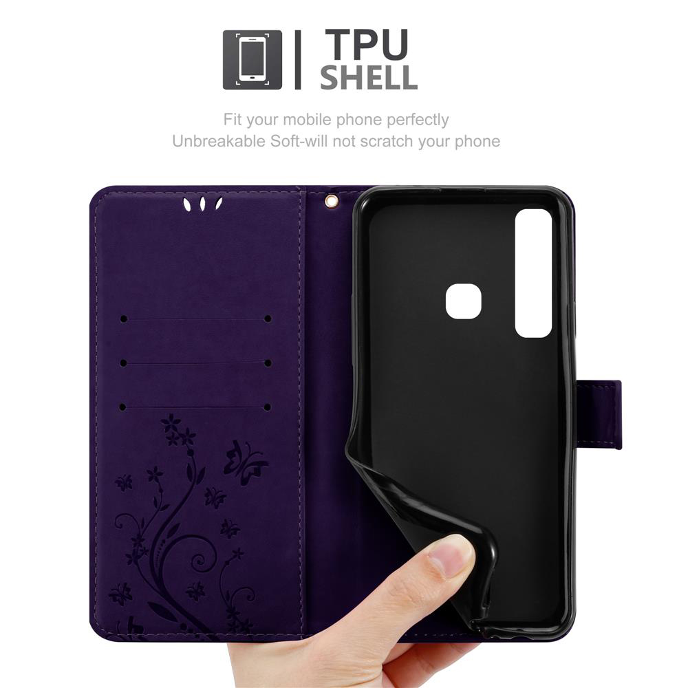 Una custodia per telefono, viola con un design floreale e dettagli di farfalle. Il telefono viene inserito all'interno.