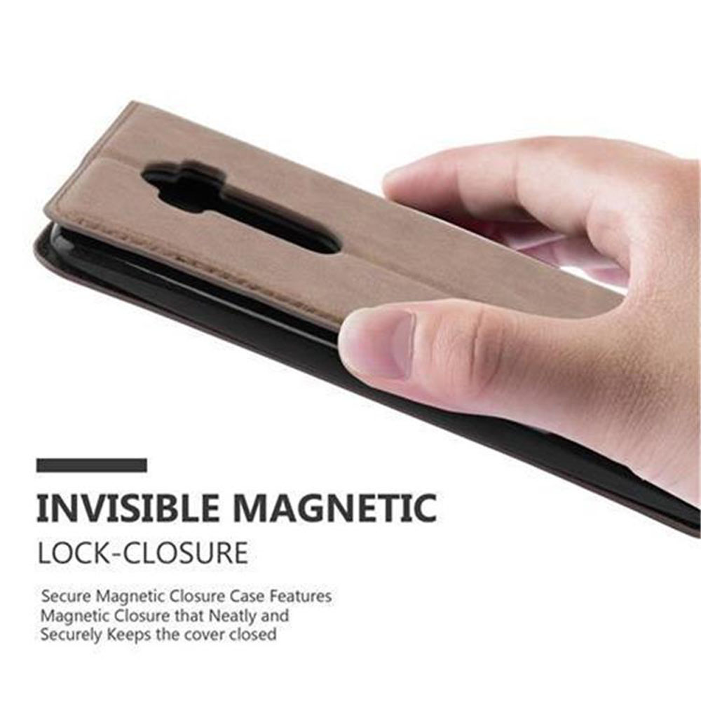 Custodia in pelle marrone con chiusura magnetica invisibile. Il coperchio è tenuto aperto da una mano.
