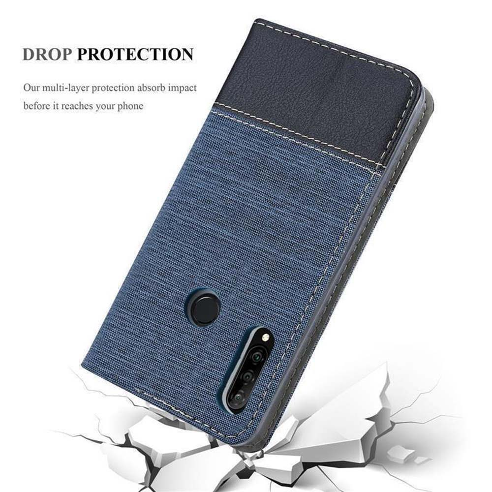 Un telefono in una custodia blu simile al denim, con una sezione superiore nera. La custodia è su una superficie bianca.