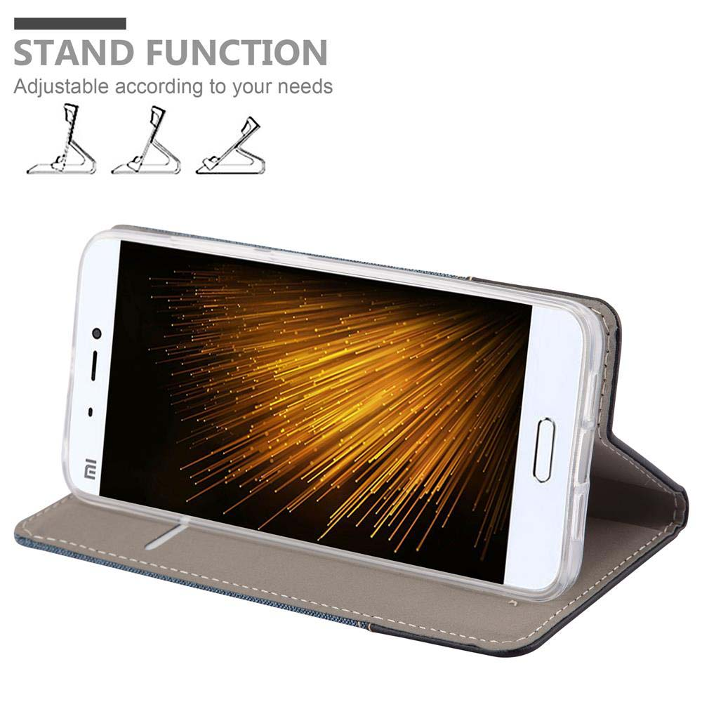 Telefono in una custodia. Il telefono è aperto e puntellato. Testo: Funzione stand, regolabile.