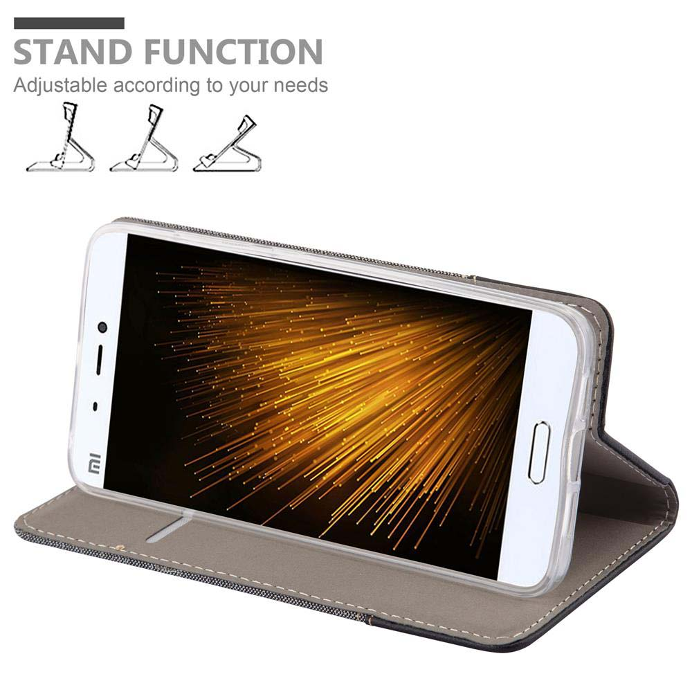 Telefon in einer Hülle, in offener Position. Standfunktion wird gezeigt.