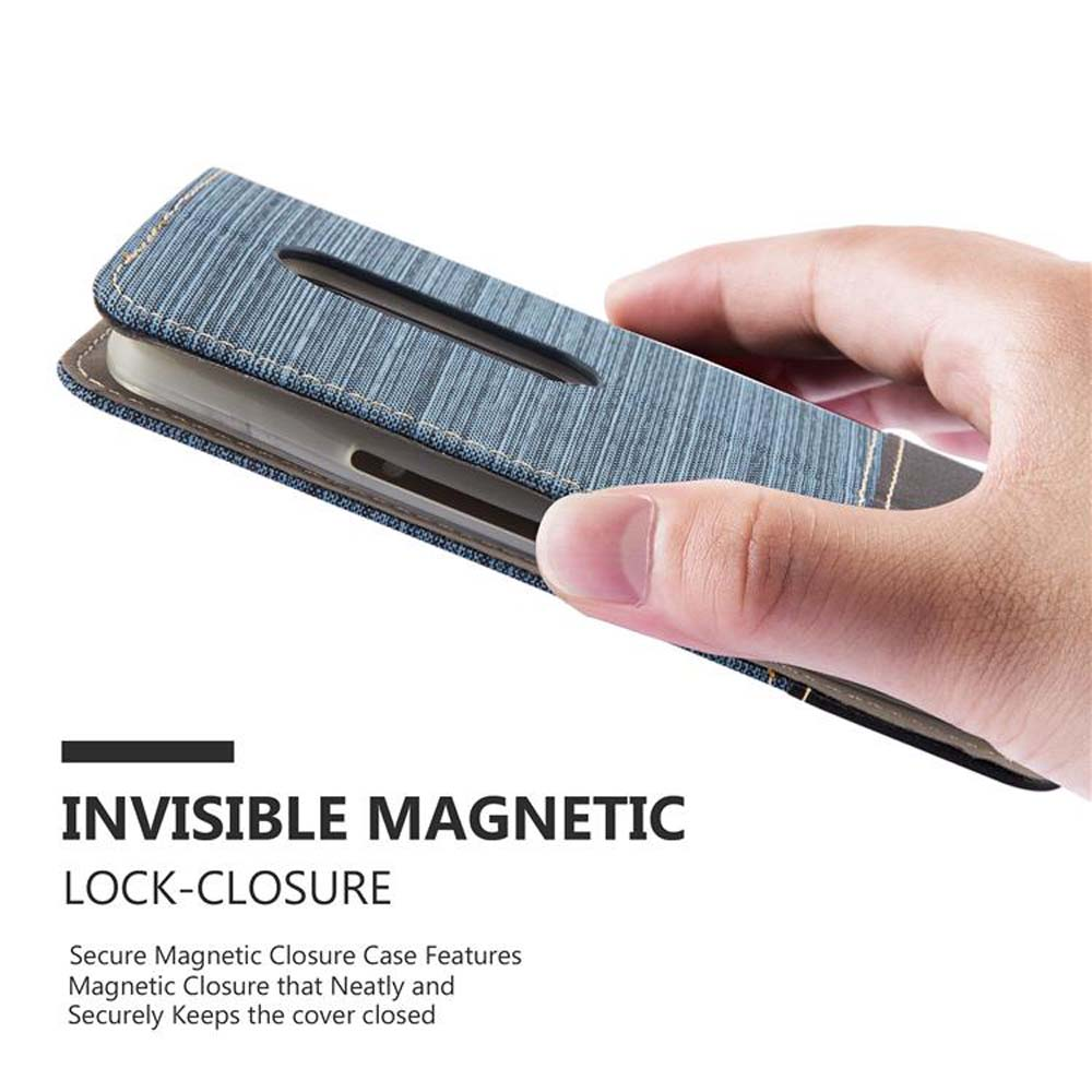 Una persona tiene in mano un telefono in una custodia blu. Il testo dice 'Chiusura magnetica invisibile'.