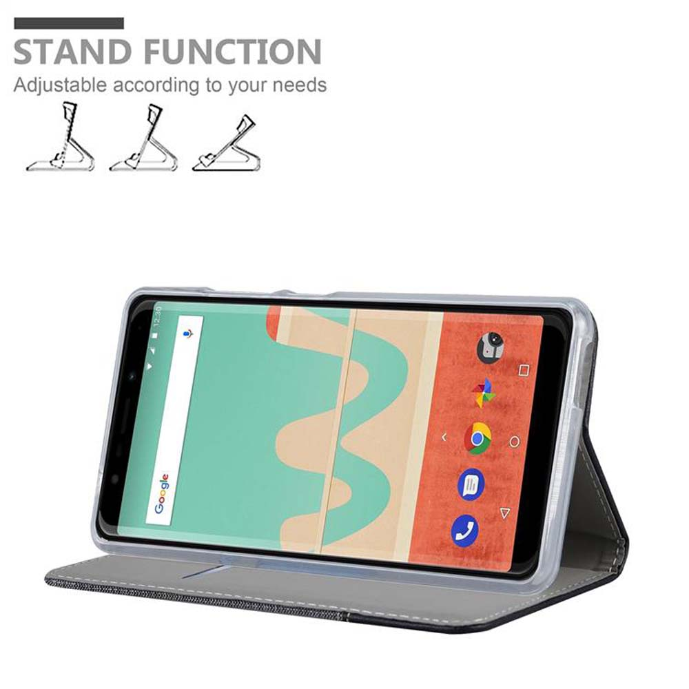 Smartphone in einer Hülle mit Ständerfunktion. Text: Ständerfunktion. Telefonbildschirm zeigt Google-App.