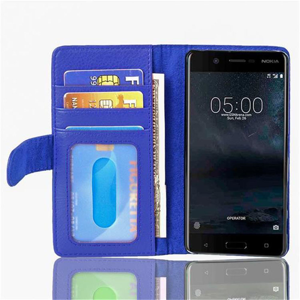 Custodia blu per telefono con carte. Il telefono è a destra. La custodia ha carte e denaro all'interno.