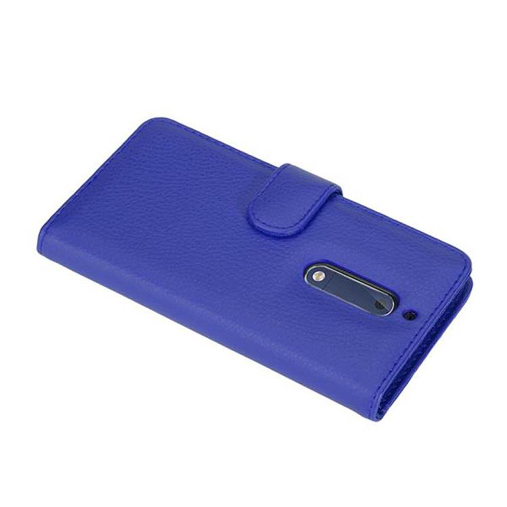 Custodia blu per telefono chiusa, con un pulsante e un foro per la fotocamera.