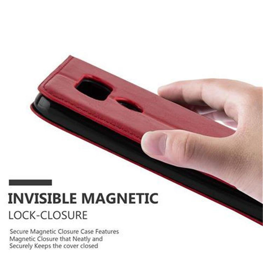 Hand hält eine rote Handyhülle. Magnetverschluss ist sichtbar.