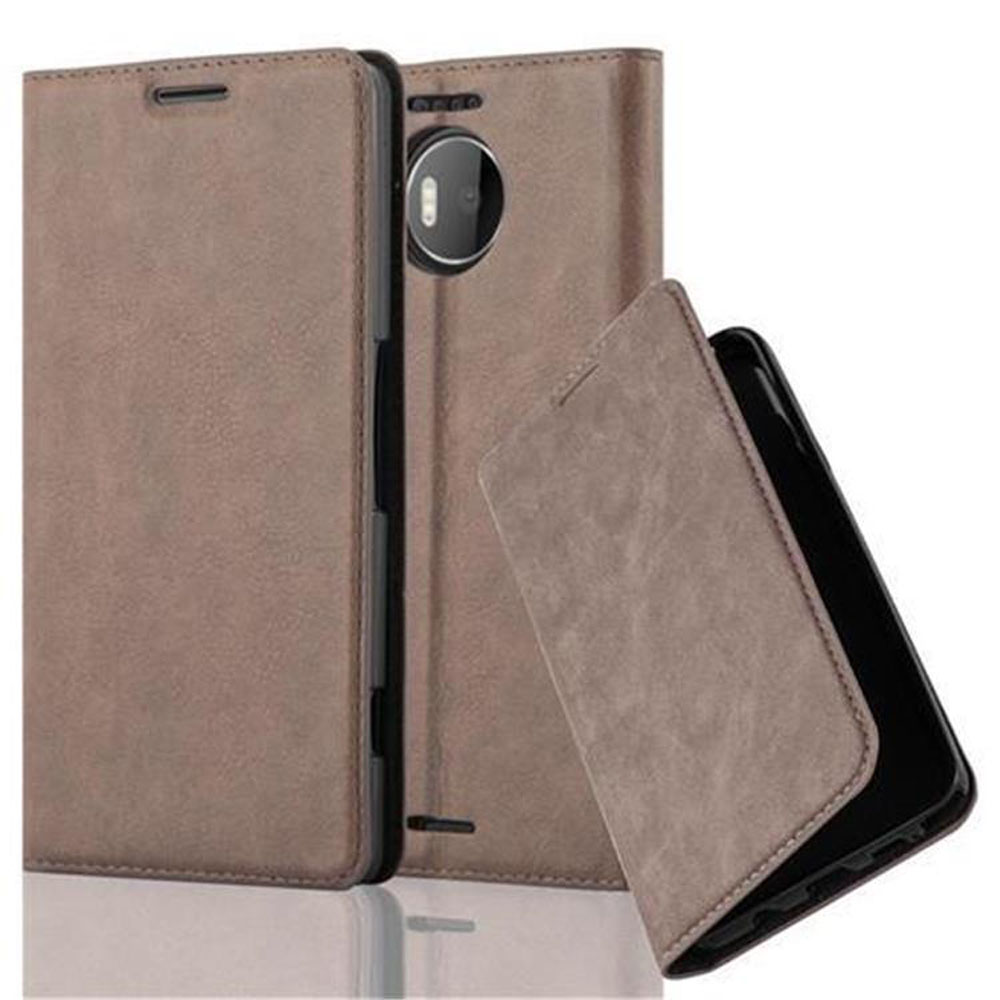 Teléfono en funda marrón, abierto. La pantalla del teléfono es visible. La funda está abierta.