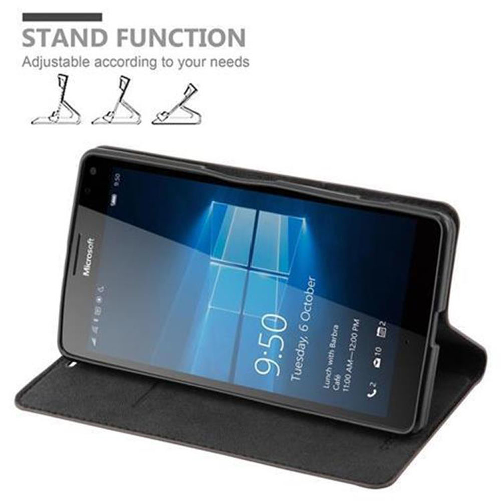 Un teléfono negro en una funda con función de soporte. La pantalla muestra la fecha y hora.