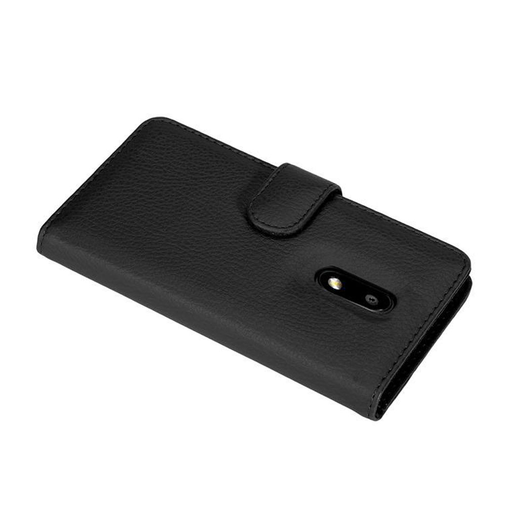 Custodia nera per telefono chiusa. La parte posteriore del telefono è visibile con fotocamera e flash.