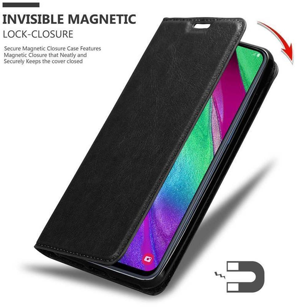 Custodia nera aperta. Un telefono all'interno. Chiusura magnetica mostrata.